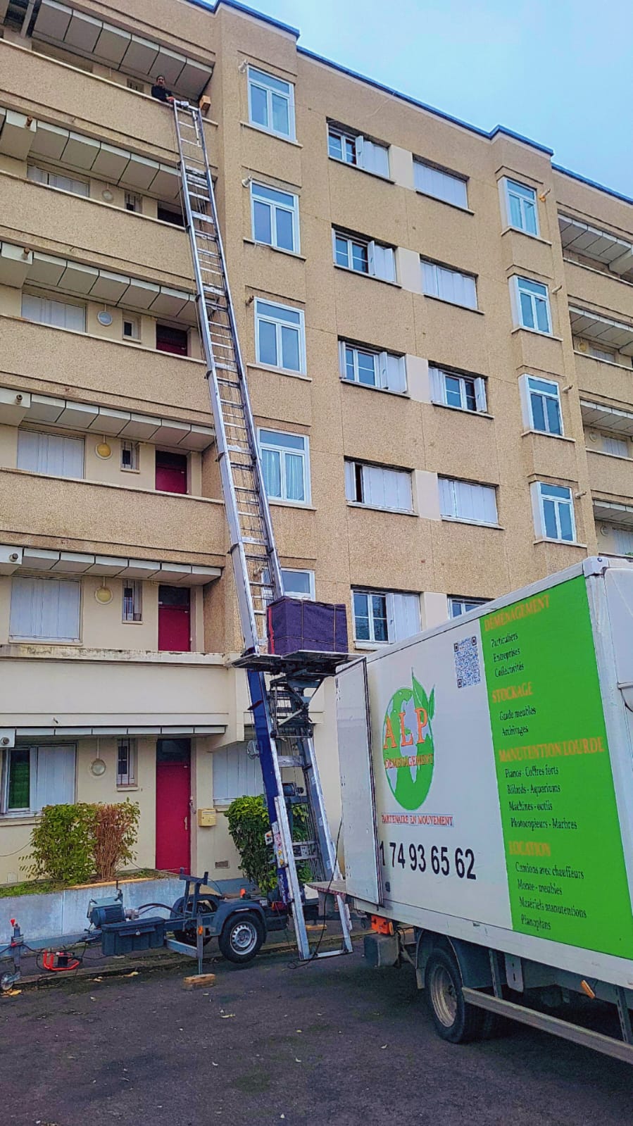 ilustration d'un accès d'immeuble difficile, donc positionnement d'un monte meubles